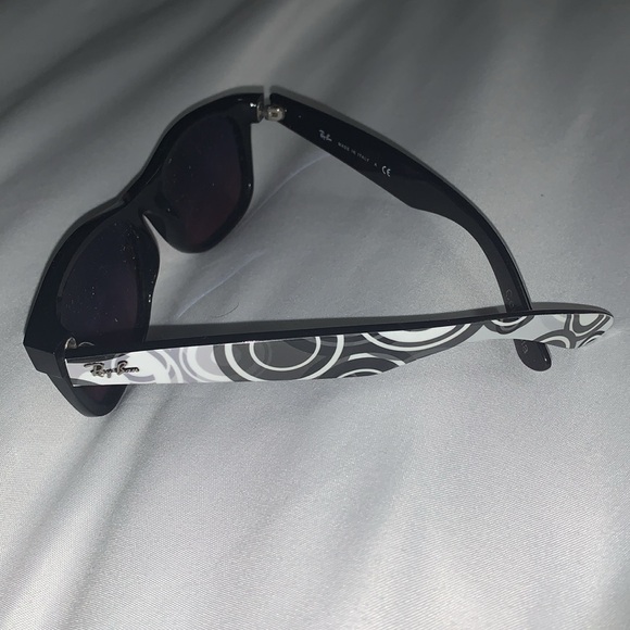 Ray-Ban New Wayfarer White and black. - Picture 2 of 7